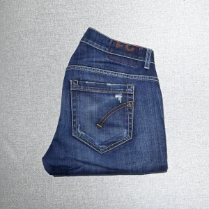 Dondup georg jeans  - Dondup Georg jeans i mycket bra skick, inga defekter. Storlek 31. Midjemått tvärsöver: 39cm ytterbenslängd: 104cm