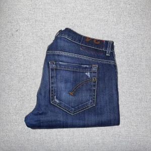 Dondup George jeans - Dondup George jeans i mycket bra skick, inga tecken på användning. Storlek 34, midjemått tvärsöver: 42cm, ytterbenslängd: 97cm