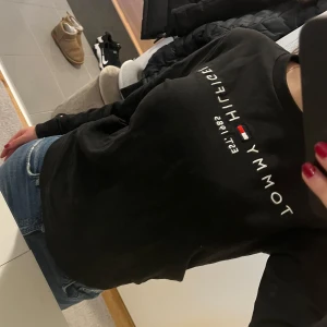 Svart långärmad tröja från Tommy Hilfiger - Svart långärmad tröja från Tommy Hilfiger i storlek 152. Är använd ett fåtal gånger. 