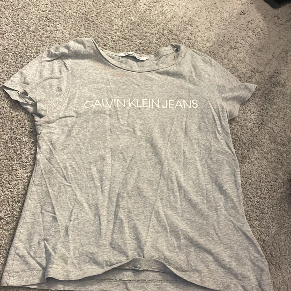 Grå t-shirt från Calvin Klein Jeans