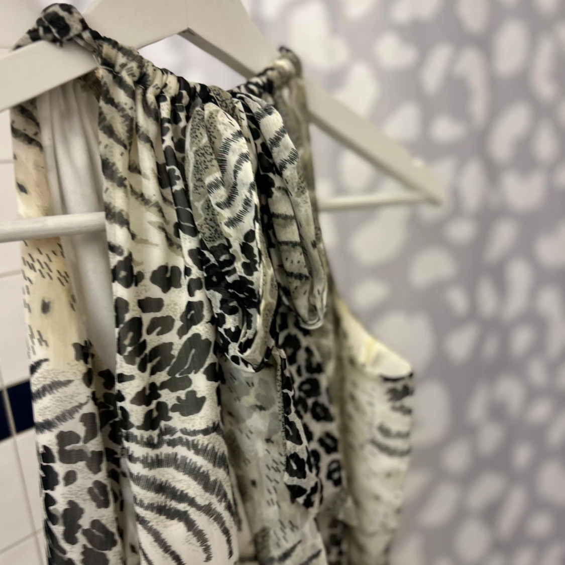 Mönstrad klänning med djurmotiv - 91