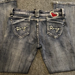 Lågmidjade jeans - Säljer ett par lågmidjade jeans från L&M jeans! Dom har en jätte fin design och fina bakfickor☺️För exakta mått är det bara att kontakta mig privat!