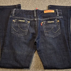 Low waist jeans  - Säljer ett par 2000s jeans från D2T Jeans! Väldigt fin design och pris kan diskuteras vid snabb affär☺️För exakta mått kan man kontakta mig!