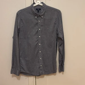 Skjorta | GANT - Grå skjorta från GANT. Inga defekter eller något. Använder ytterst lite. Hör av er vid frågor.