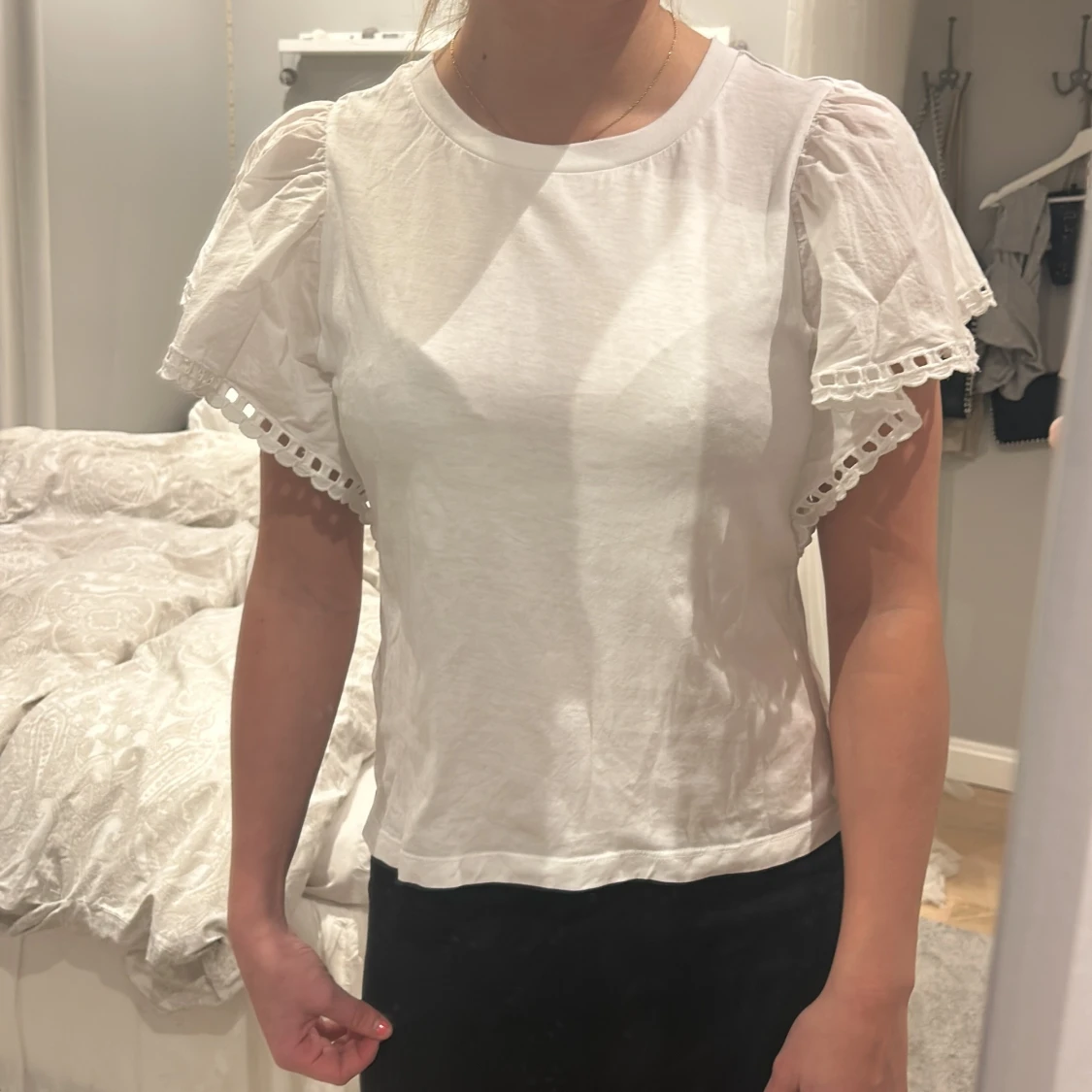 Vit blus med spetsdetaljer från H&M - 90