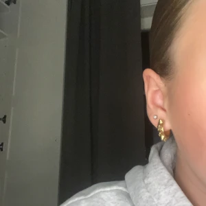 Peak örhängen i guld  - Peak örhängen i guld, + Edblad påse. Inte så använda. 