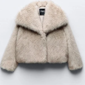 Beige pälsjacka från Zara - Säljer min trendiga slutsålda jacka från zara! Ordinarie pris 1300kr! Storlek M men sitter mer som en S!