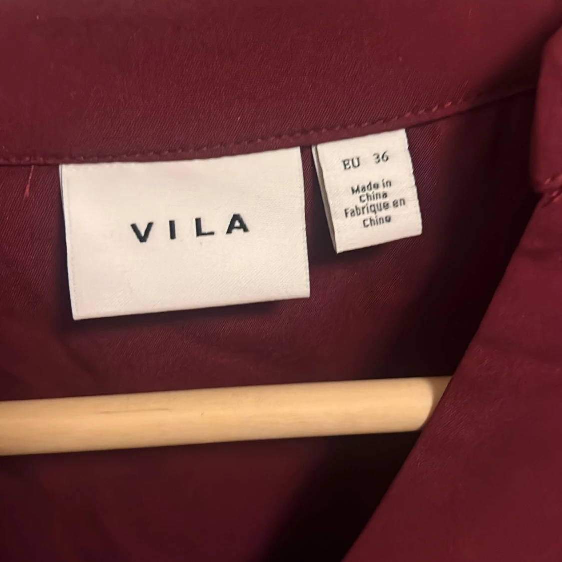 Vinröd blus med knappar från Vila, stl 36 - 91