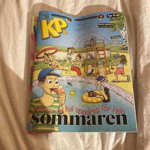 KP-tidningar 2024 - Två nummer av KP-tidningen från 2024. Nummer 9-10 har ett somrigt tema med pool och glass, medan nummer 4-5 bjuder på färgglada godisar och 100 sidor av innehåll. Perfekt för sommarläsning och underhållning! 💕☀️. Ps! Tryck inte på köp nu, kontakta i stället. 💕