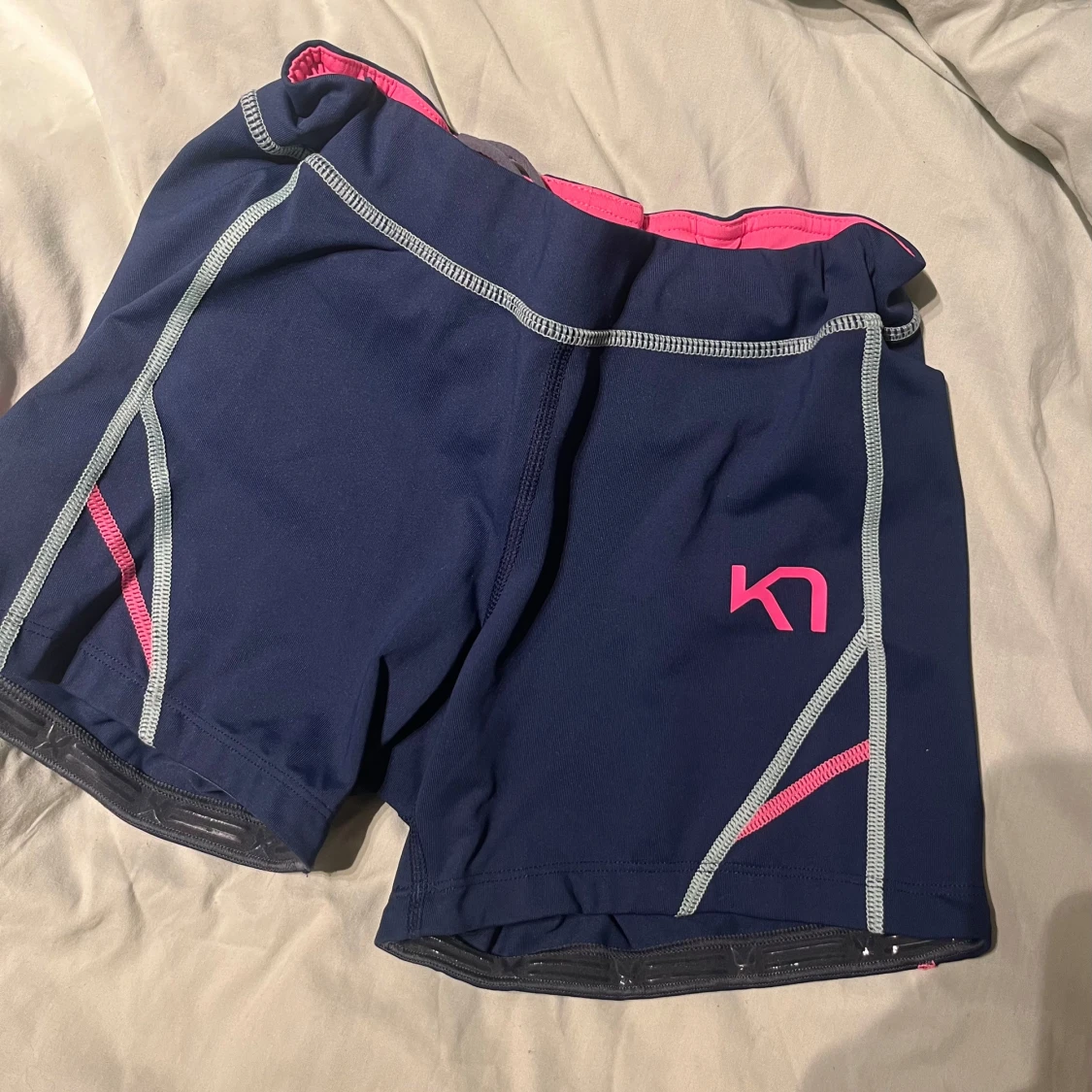 Mörkblå träningsshorts från Kari Traa - 90