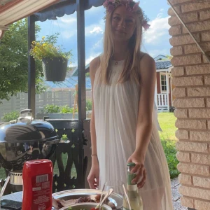 Somrig vit klänning - Somrig vit flowy klänning perfekt för varma sommardagar, midsommar och studenten!😍 Klänningen är i stl S men är ganska kort så om man är under 165 cm kan den vara perfekt men annars bör man bära något under😁💗 Öppen för prisförslag!
