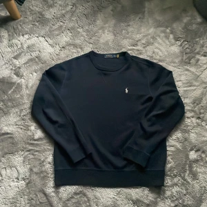 Polo Ralph Lauren Tröja - Tjena! Säljer nu min mörkblåa Ralph Lauren i storlek M. Skick 9/10. Nypris är ca 2000kr, mitt pris är 399kr. Om ni har några frågor är det bara att fråga😄