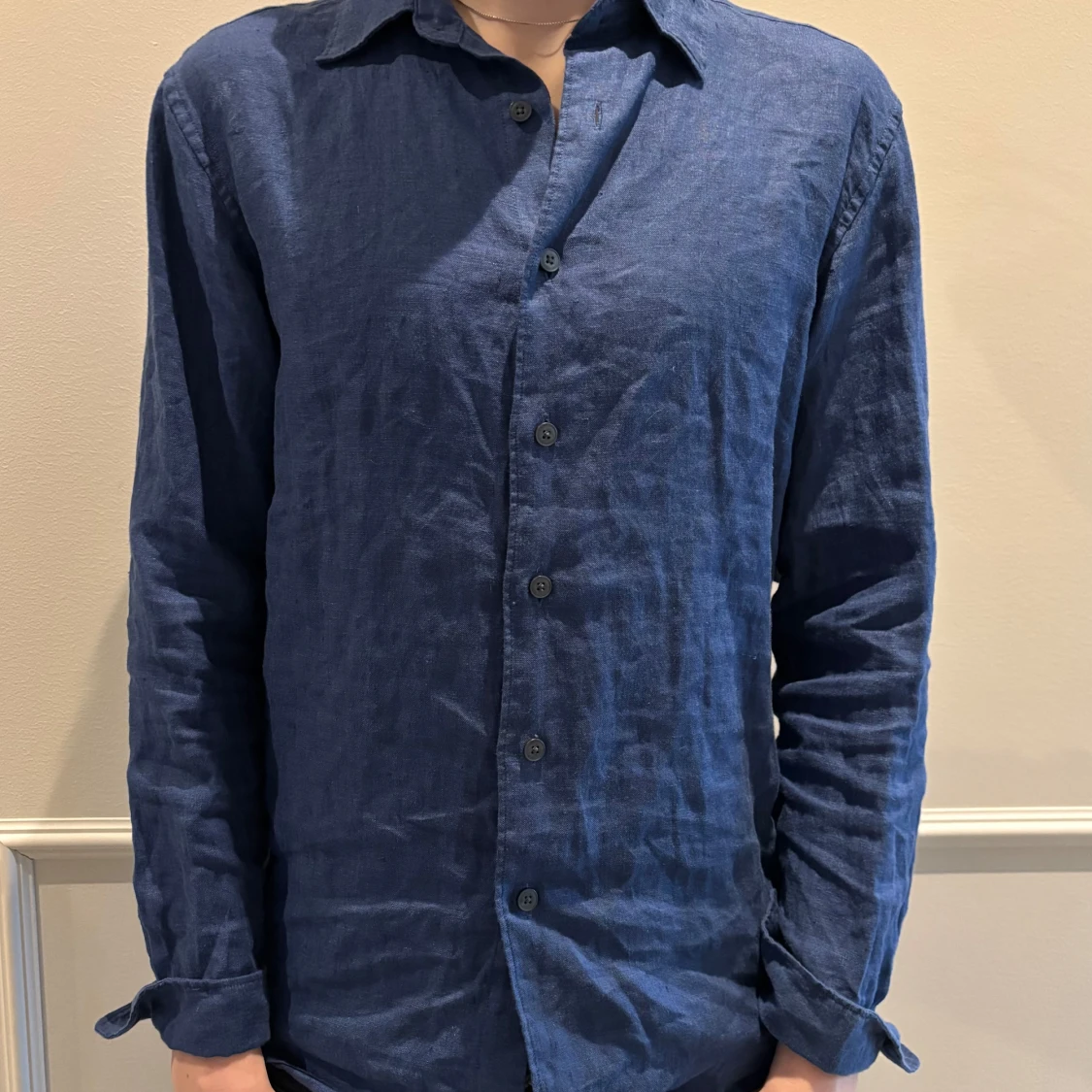 Blå linneskjorta