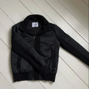 Dondup Cardigan - Dondup Cardigan Svart | Skick 10/10 helt nyskick! | Storlek M/46 | Ganska tjock i materialet | Kan gå ned i pris vid snabb affär | 