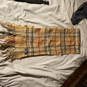 Burberry halsduk - Snygg burberry halsduk i bra skick, 