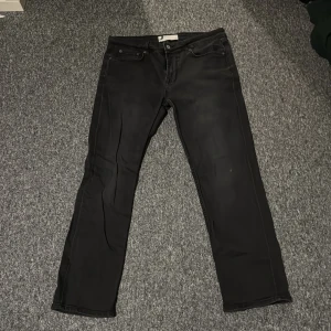 Svarta jeans  - Svarta slim jeans från dressman i storlek W34 L30, bra skick 