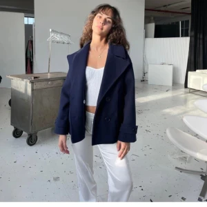 Mörkblå kappa - Marinblå kappa från design by si. Inga defekter, nypris 757kr💗skriv privat för egna bilder. Köparen står för frakt💕OBS pris kan diskuteras!!