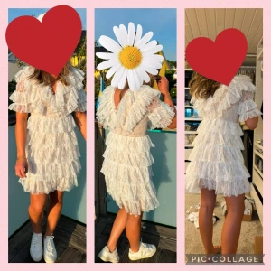 Vit spetsklänning med volanger,B  Y MALINA - Charmig vit spetsklänning med volanger och korta ärmar. Perfekt för sommarens festligheter med sin luftiga design och romantiska stil eller perfekt studentklänning. Märke By malina…