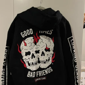 Svart hoodie med tryck från Lurking Class - Säljer en svart hoodie från Lurking Class då det inte gick att skicka tillbaka den. Helt ny och oanvänd!