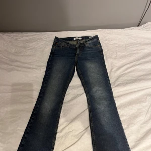Blå jeans från Junkyard, low waist - Snygga blå jeans från Junkyard med klassisk femficksdesign och dragkedja. Passar perfekt på mig som är 165. Nypris 600. Byxorna är bara testade.