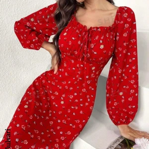 Röd blommig klänning från SHEIN - Trendig röd klänning med blommigt mönster från SHEIN. Den har långa ärmar och en knytning framtill som ger en söt detalj. Perfekt för en färgglad look.