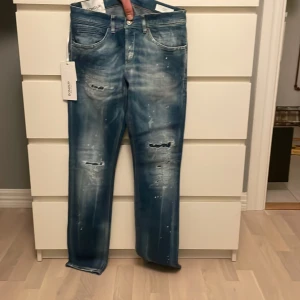 Dondup jeans - Riktigt feta dondup jeans helt nya endast testade passa ej glömde  lämna tillbaka och går ej nu, tags osv kvar modellen är George. Vid fler frågor är det bara ställa dem, priset är ej hugget i Sten!
