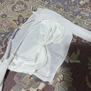 Vit offshoulder topp - Säljer en  vit  topp. Perfekt för varma sommardagar eller en kväll ute. Toppen är i ett lätt och luftigt material. Köpte den nyligen och har aldrig använt den.