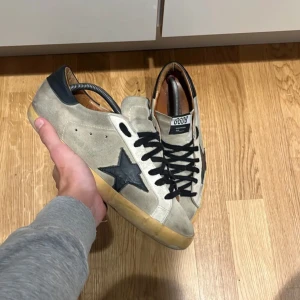 Golden goose  - Säljer dessa sjukt feta golden goose i mycket bra skick förutom en liten fläck (bild 3). OBS! har inget og. Skorna är i storlek 43 men passar säkert 42. Frågor? Hör av dig via pm, priset kan diskuteras vid snabb affär.