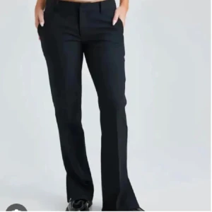 Svarta kostymbyxor - Snygga svarta kostymbyxor ifrån bikbok, i modellen Vera. Det är gamla modelen alltså har de slits nere vid kanten. Säljer för de blivit försmå  och ej används. Storlek 34💗 pris kan diskuteras😊