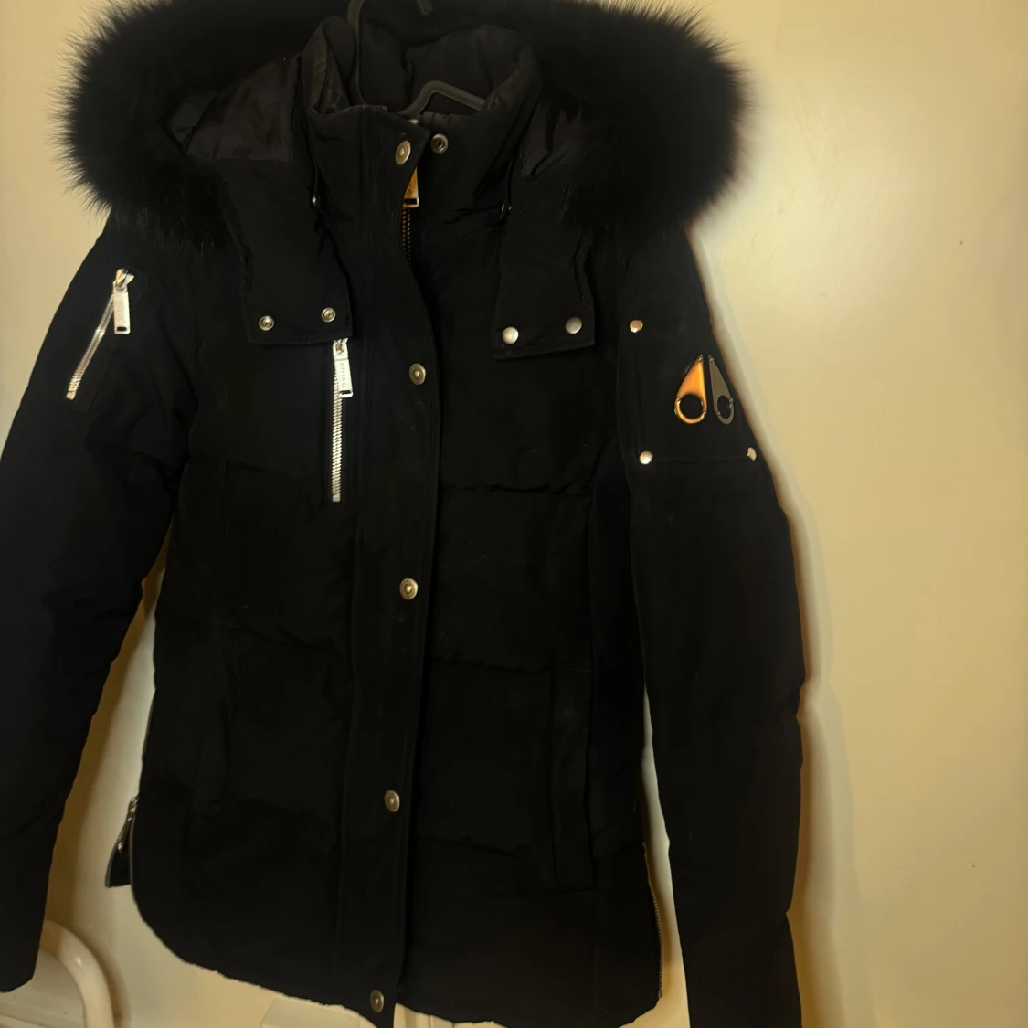 Svart dunjacka från Moose Knuckles