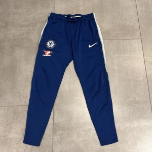 Nike träningsbyxor - Nike chelsea träninigvyxor i storlek S, bra skick!