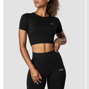 Svart croppad träningstopp från ICANIWILL - Snygg och funktionell svart croppad träningstopp från ICANIWILL. Toppen har korta ärmar och en tight passform, perfekt för gymmet eller löprundan. Materialet är stretchigt och andas bra.