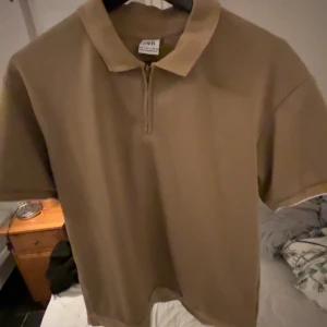 Beige pikétröja från Zara - Beige pikétröja från Zara med dragkedja framtill. Den är storlek S men sitter som storlek M vill gärna få den sålt snabbt därför jag lagt den så billigt. Nypris: 250