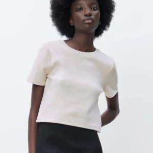Beige kortärmad topp från Zara - Säljer en beige supermysig frotté topp💓