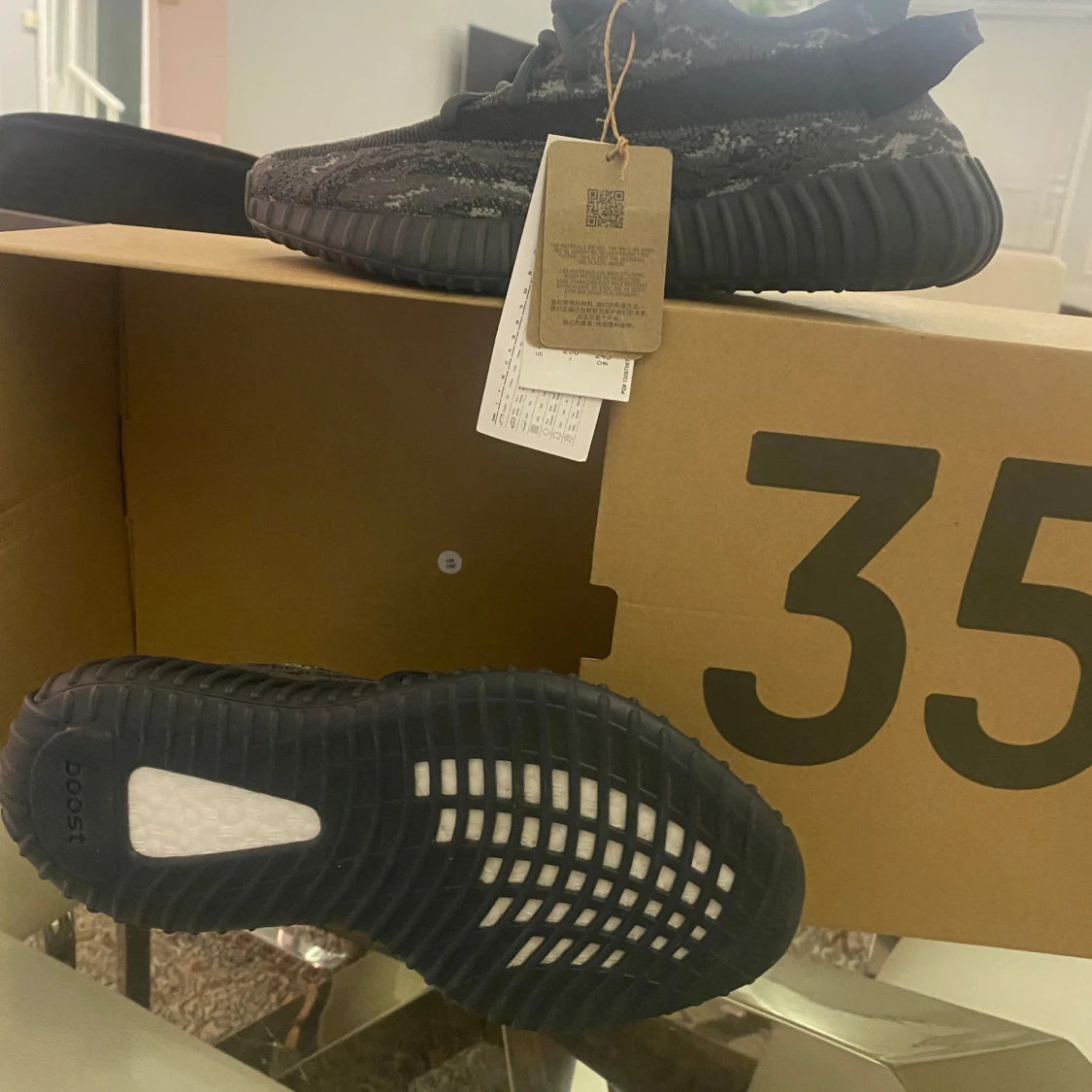 Svarta Adidas Yeezy 350 sneakers storlek 40 - 90