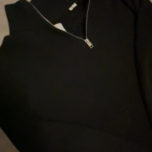 Half zip stickad  - Hek! Säljer nu min svarta stickade halfzip då den inte kommer till användning. Tröjan är i hyfast bra skick,priset är inte hugget i sten. Höe av dig vid några frågor.