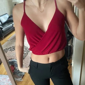 Röd croppad topp - Röd croppad topp. Använd en gång!