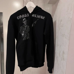 Rhinestone hoodie - Svart Rhinestone hoodie med nice tryck i storlek M i nyskick. Skriv vid funderingar 