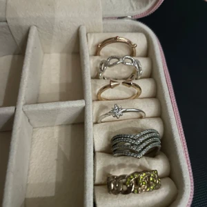 Ringar  - Säljer både guld och silver ringar! Blandade märken. Olika priser och storlekar för alla ringar. Så kom privat om ni har en fråga angående en ring eller flera som ni är intresserade av. 