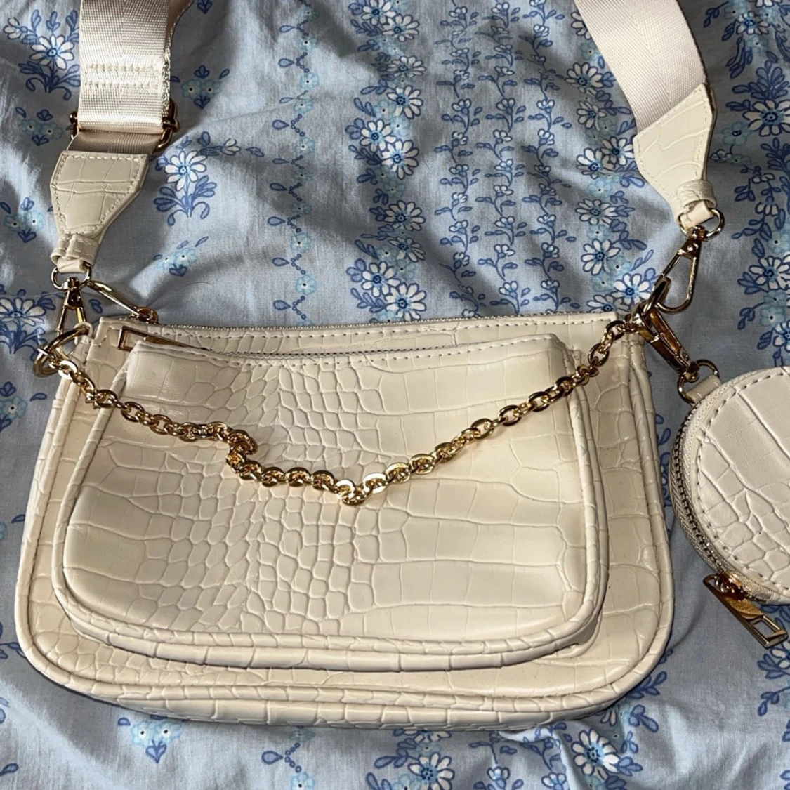 Beige axelväska med kedjedetalj