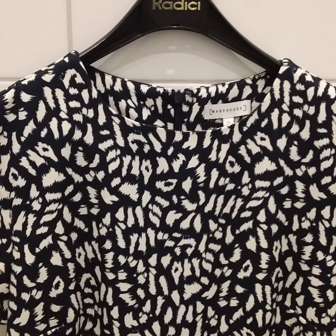 Svart och vit mönstrad klänning från Warehouse - 91