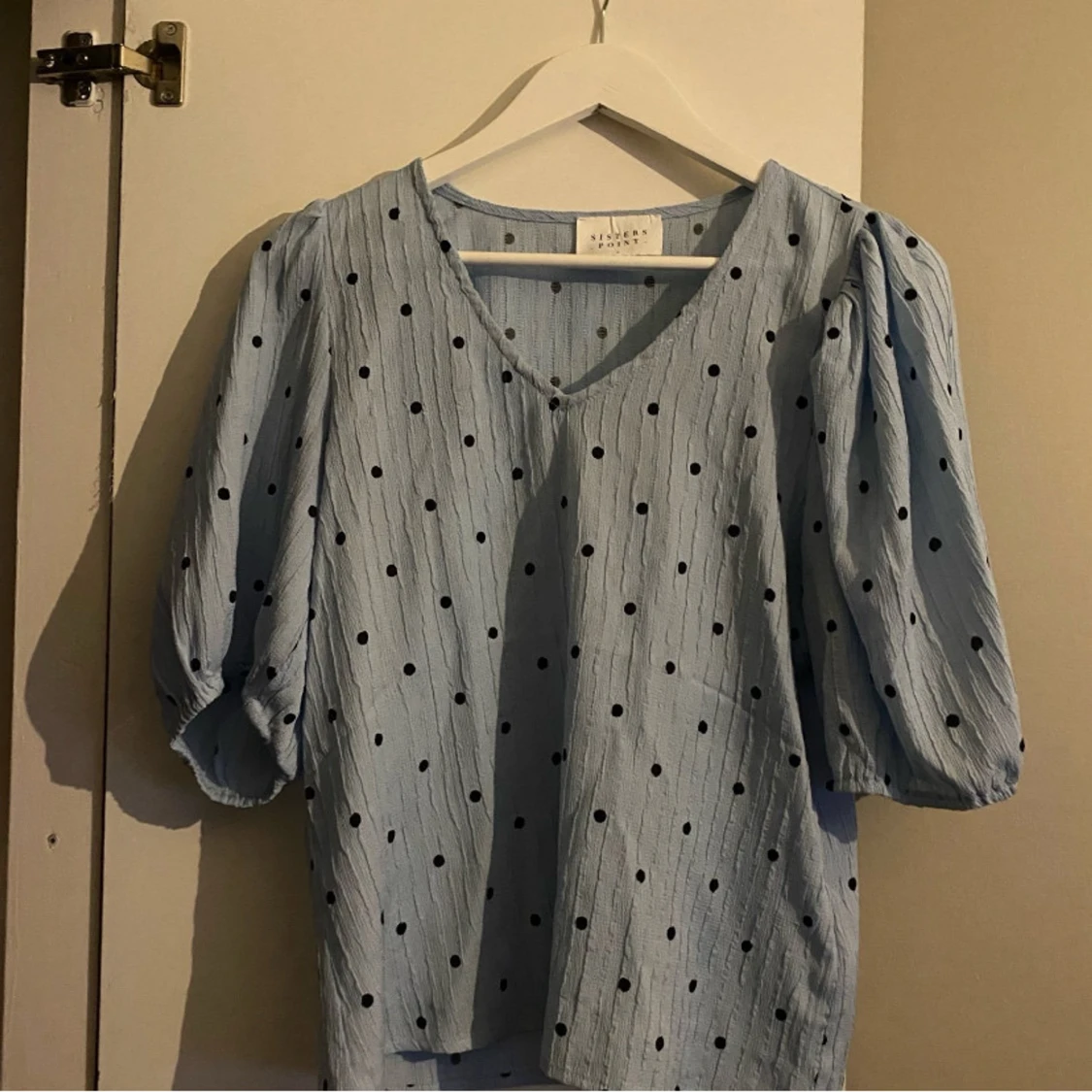 Blå blus med prickar