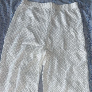 Vita byxor med rutmönster - Snygga genomskinliga vita byxor med ett diskret rutmönster. Ganska korta enligt mig, från shein