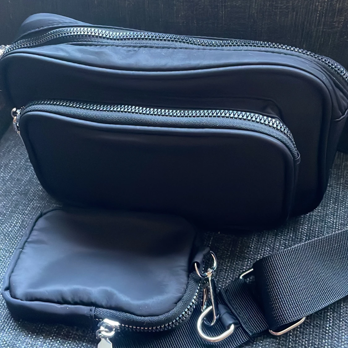 Svart axelväska med flera fack - 90