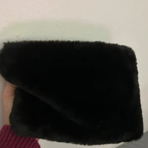 Svart pälsväska med dragkedja - Snygg och mjuk svart pälsväska med dragkedja. Skönt att ha i väskan till smink osv oanvänd💕