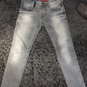 Grå jeans från Replay - Replay slim passform och är perfekta för alla lägen. Dom har en snygg fade och är i princip i nyskick. Priset är diskuterbart kom med bud!.  30-32