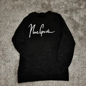 Tröja Non Grada - Fet svart tröja från Non Grada med vit text på bröstet. Perfekt för en stilren look och för att locka till tjejer. Tröjan har långa ärmar och en bekväm passform.