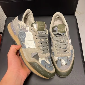 Valentino rockrunners  - Säljer dessa sjukt feta Valentino rockrunners perfekt nu till vintern! Storlek 41 men passar även 42! Skick 7-8/10. Kan gå ner i pris vid snabb affär. Hör av dig vid minsta fundering 💯