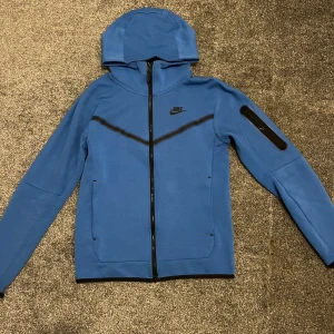 Blå Nike tech fleece  - Säljer en blå Nike tech fleece