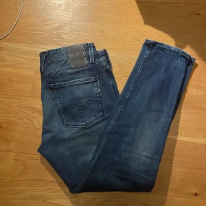 Replay anbass - Säljer dessa snygga replay anbass jeans i storlek 32 . Skick 9/10. Kan gå ner i pris vid snabb affär. Hör av dig vid minsta fundering 